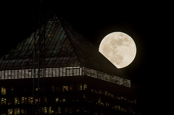 Super Blue Moon Canary Wharf01