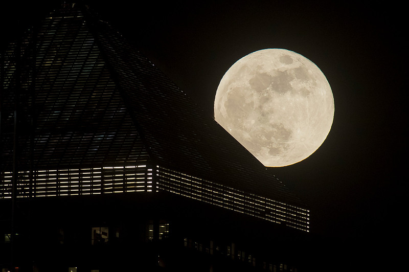 Super Blue Moon Canary Wharf02